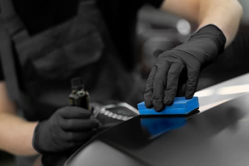 Krāsas korekcija auto detalizācijai Rīgā - skrāpējumu un defektu novēršana